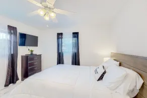 Breezy dog-friendly home near Deerfield Beach with private pool, lawn, fast WiFi - Image 5