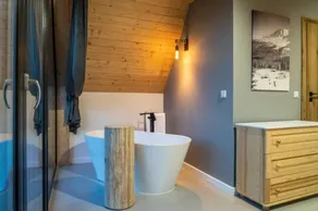 Home with a bathtub overlooking the mountains - Image 3