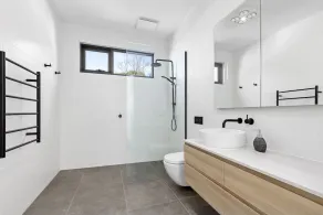 541 - 3 Bedroom Townhouse - Centrally Located- Free Parking - Free WIFI - Image 3