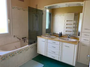 Grande Maison en Bord de l'Eau avec Jardin - 6 Chambres, Proche Commerces - Image 3