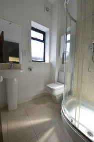 Unique open plan house in central Windsor pet friendly + parking - Image 3