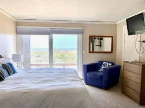 Serene beachfront getaway, breathtaking ocean views, steps from the beach! - Image 5