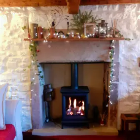 Gorgeous romantic cottage retreat, with gardens & Peak District views - Image 3