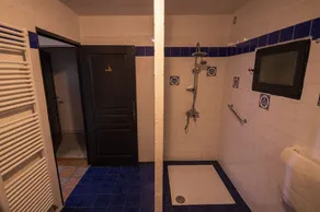 Large estate with swimming pool up to 31 people in 5 independent cottages - Image 3