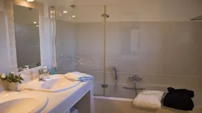 Apartment with Heated Pool and Panoramic View - Image 2