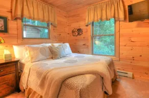 Beautiful, pet friendly secluded cabin with fire place and hot tub. - Image 4