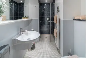 Auf 25 qm Erwartet Sie Eine Komfortable Unterkunft mit Einem Praktischen Schrank - Image 2
