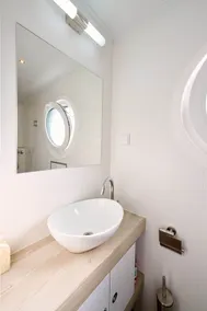 Luxury Houseboat - Image 2