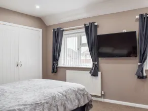2 bedroom accommodation in Poole - Image 5