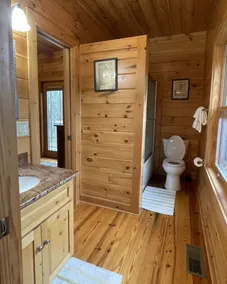 Parkland, Deluxe Log Cabin, a Hot Tub and a Lake! - Image 2
