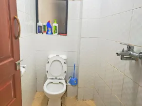 1-Bed Flat Sleeps 2 with Parking - Image 2