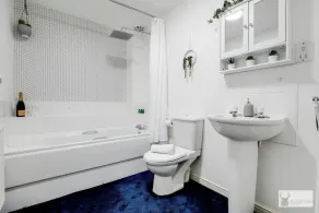 Spacious Whitwick Stay 3-Story House - Image 3