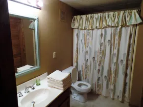 Lake Front Lodge With Beautiful Lake Views And 5 Bedrooms And 5 Bathrooms. - Image 4