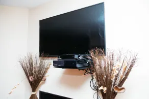 Spacious Stylish 1 BR Pad by City Center - Image 2