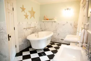 Beautiful Victorian Lake Front Estate - Image 4