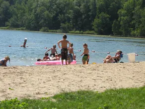 Smukt restaureret søhus ved bredden af Erler Lake. - Image 2