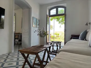 Spacious Townhouse with Garden, Large Terrace & Panoramic Valley View - Image 4