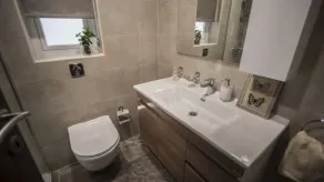 Modern 3 bedroom apartment centrally located - Image 3