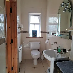 Spacious 6-Bed House 10 minutes from Knock Airport - Image 4