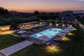 V Luxury Suites - Image 4