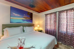 Air-conditioned suite with WiFi and a shared pool/terrace - walk to the beach - Image 3