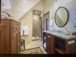 Central! Charming and Luxurious Privacy with 2 Master Beds - Close to Everything - Image 4