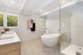 CONTEMPORARY, MODERN, SPACIOUS & STYLISH ROSETTA, SORRENTO - Image 2