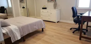 Luxurious 2 bed/2 bath, EV charger, comfortable, convenient location. - Image 4