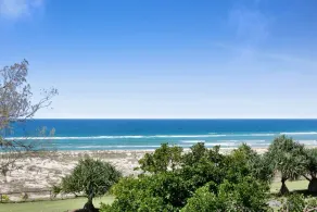 Beachfront Studio with Balcony & Stunning Views - Image 3