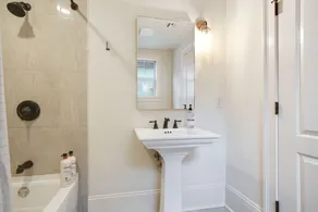 Elegant Mid-city gem near City Park & Streetcar. Walk to Voodoo & Jazz Fest - Image 3