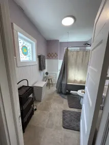 3BR house. East Side very near lake, beach, shops; central AC; driveway parking! - Image 5