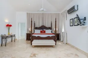 Villa Blanca: Spectacular villa near the beach w/ pool, Jacuzzi & full staff - Image 4