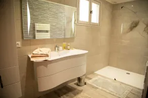 Magnificent villa with large garden, terrace, panoramic view 5 minutes from Orpierre - Image 3