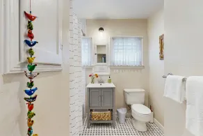 The Avenue: Charming hideaway with private deck & peeks of ocean, near downtown - Image 4