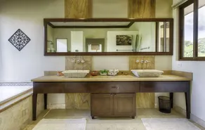 Luxury 5 bedroom house, 40-foot saltwater pool, 10 minute walk to beach - Image 2