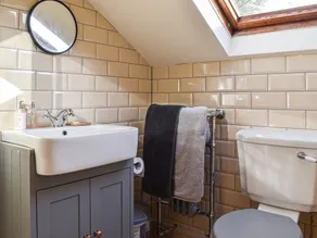 4 bedroom accommodation in Buxton - Image 5