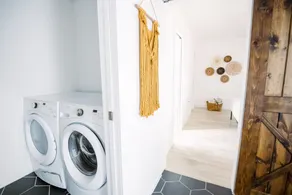 1-Bed w/Private Entrance, quarters attached to main house, 10 Min from Downtown! - Image 2