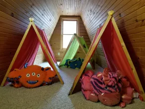 LOZ Family Fun Lakefront Vacation Log Home #8 , 6500sf, 5bd, loft, 4 bath - Image 3