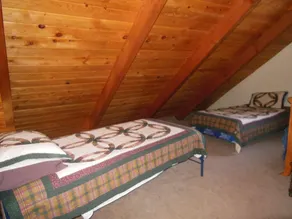Getaway to the Mountains in the Cozy Rustic Cabin - Image 5
