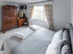 3 bedroom accommodation in Glenelg - Image 4