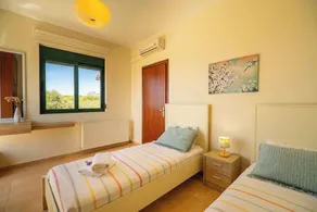 Holiday villa with private pool - Image 5