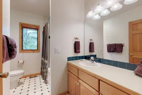 Great location near national park & town with a deck & mountain view - Image 5