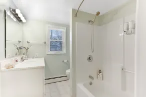 Luxurious Lakefront Home- Niagara - Image 3