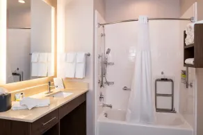 Free Breakfast. Pool. Gym. Close to Maxey Park Zoo! - Image 4