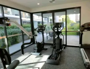 2 B/R modern apartment free parking prime location Canberra  - Image 3