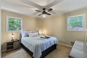 Waterfront Lake Cabin! PRIVATE Dock, 12 Mins to Hartwell! 1 mile to boat launch - Image 4