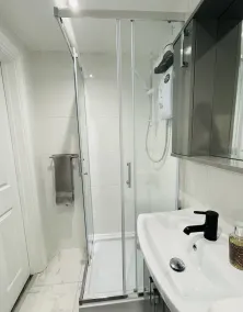 Luxury one bedroom guesthouse M6, Junction 10 Walsall - Image 3