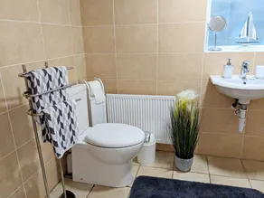 2 Bed House - Sleeps 6 - Parking - Wifi - Image 5