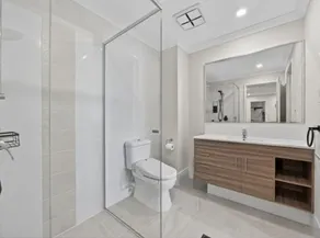 Luxury Apartment with Private Balcony & Parking in Perth CBD. - Image 3