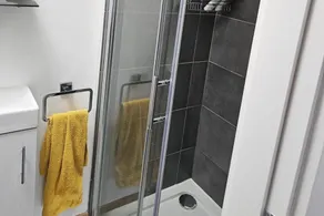 Modern Large 4-Bed Property sleeps 10 in Abergele - Image 5